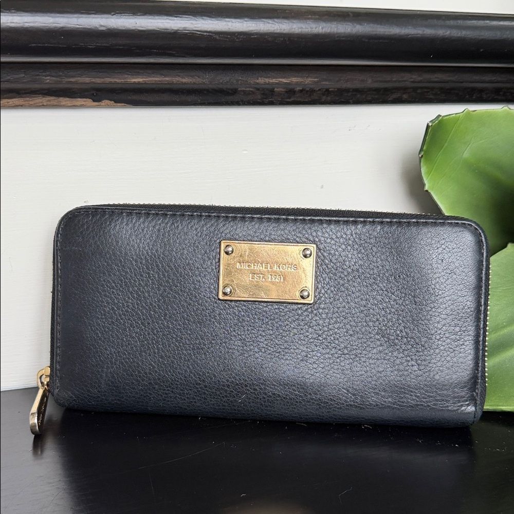 Michael Kors Genuine Leather Zip Wallet Clutch Clean Classic Versatile